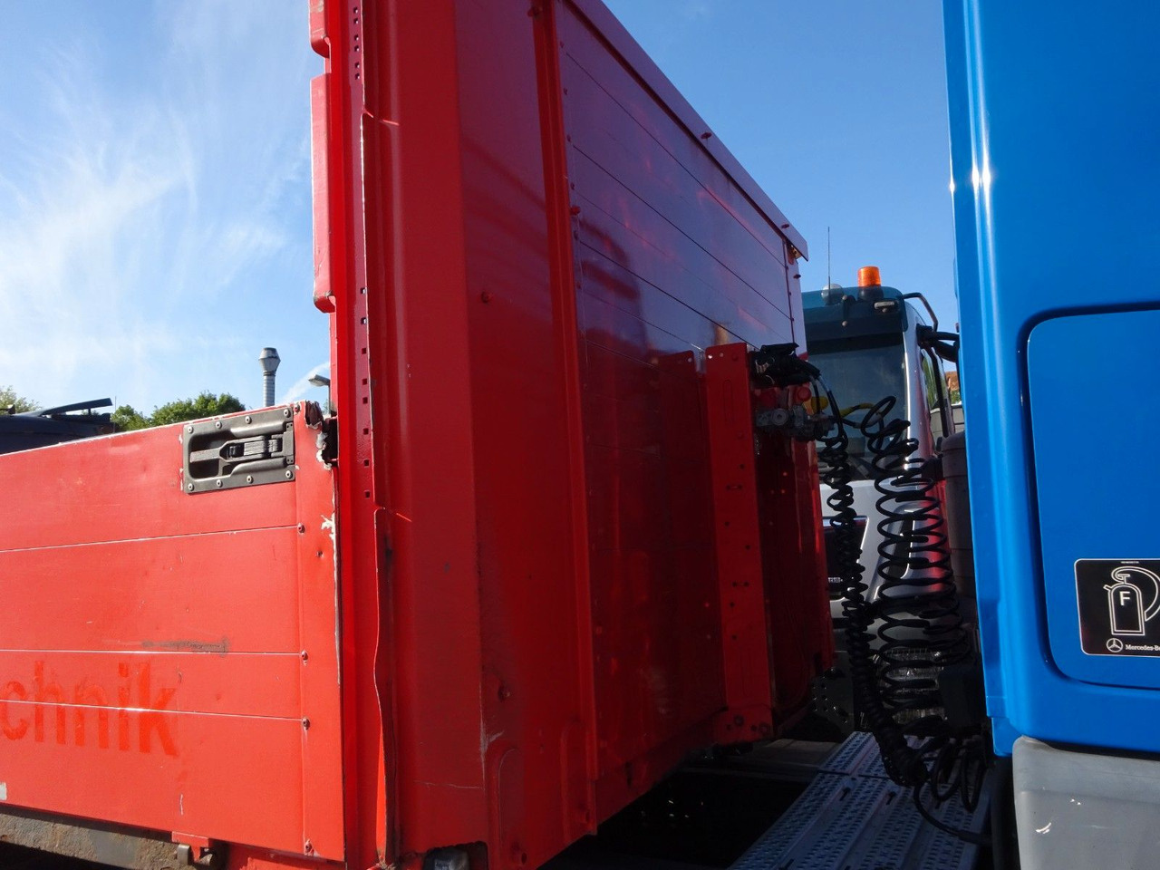 Fliegl Sattelpritsche mit Bordwänden und 3 Achsen - Semirremolque plataforma/ Caja abierta: foto 4 Fliegl Sattelpritsche mit Bordwänden und 3 Achsen - Semirremolque plataforma/ Caja abierta: foto 4