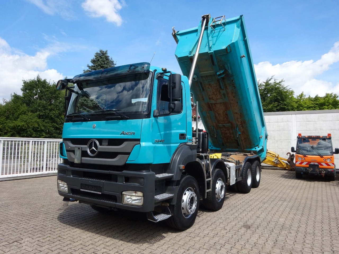 Mercedes-Benz 3240 Axor Muldenkipper 8x4 - Camión volquete: foto 1 Mercedes-Benz 3240 Axor Muldenkipper 8x4 - Camión volquete: foto 1