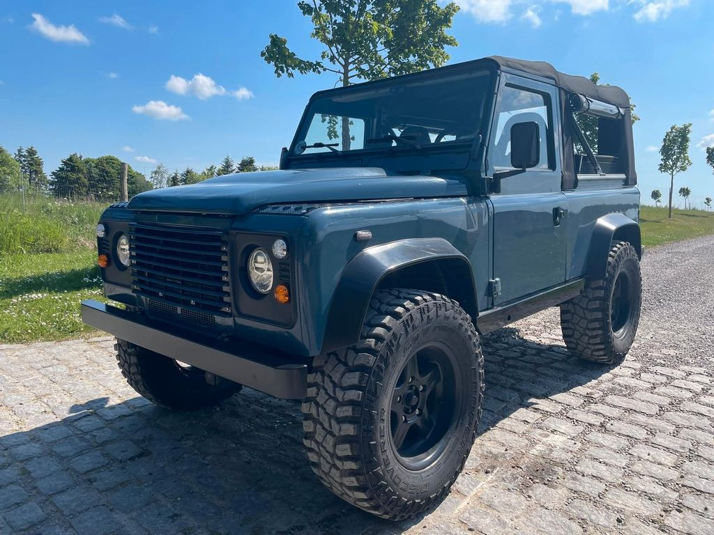 Land Rover LR Defender 90 Soft Top V8 Automatic 60000 brutt - Pick-up: foto 1 Land Rover LR Defender 90 Soft Top V8 Automatic 60000 brutt - Pick-up: foto 1