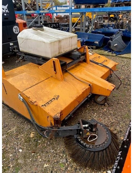 Bema 40 Classic 2050 Kehrbesen 2.200 EUR - Implemento para Maquinaria de construcción: foto 2 Bema 40 Classic 2050 Kehrbesen 2.200 EUR - Implemento para Maquinaria de construcción: foto 2