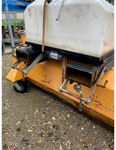 Bema 40 Classic 2050 Kehrbesen 2.200 EUR - Implemento para Maquinaria de construcción: foto 3 Bema 40 Classic 2050 Kehrbesen 2.200 EUR - Implemento para Maquinaria de construcción: foto 3