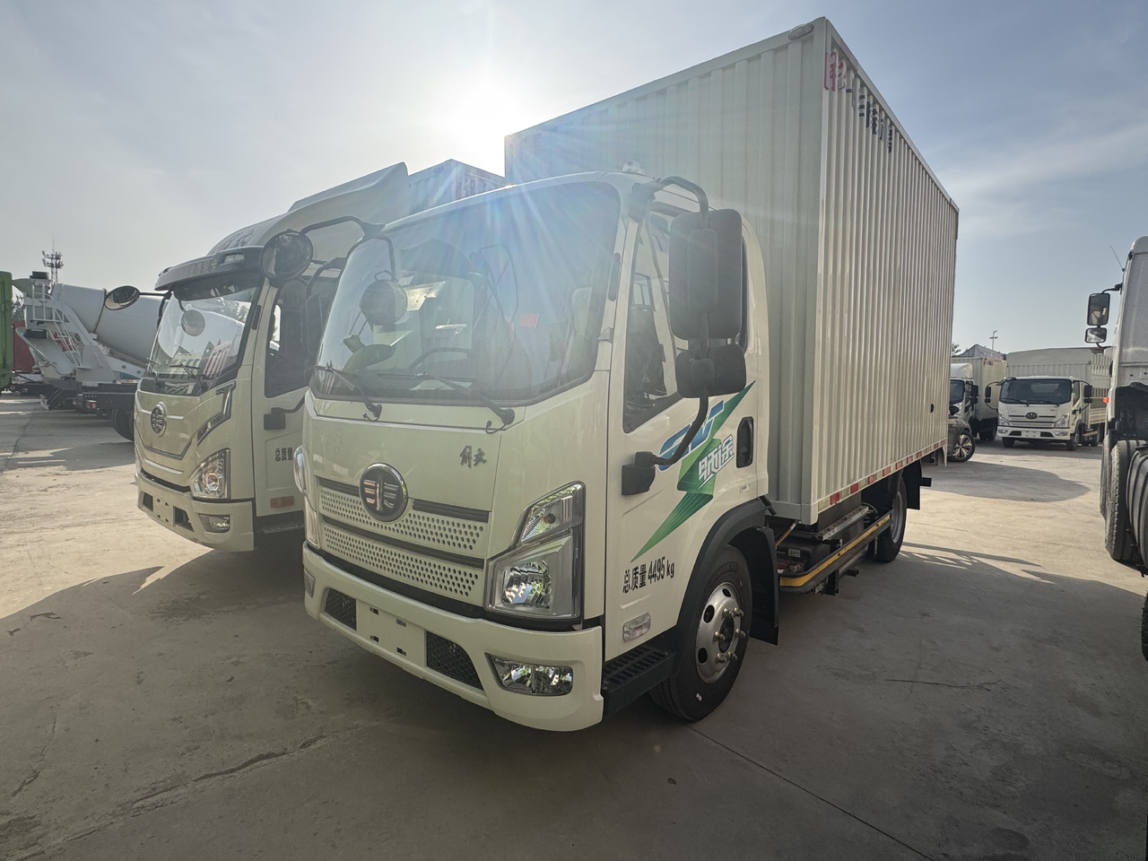 FAW - Camión caja cerrada: foto 2 FAW - Camión caja cerrada: foto 2