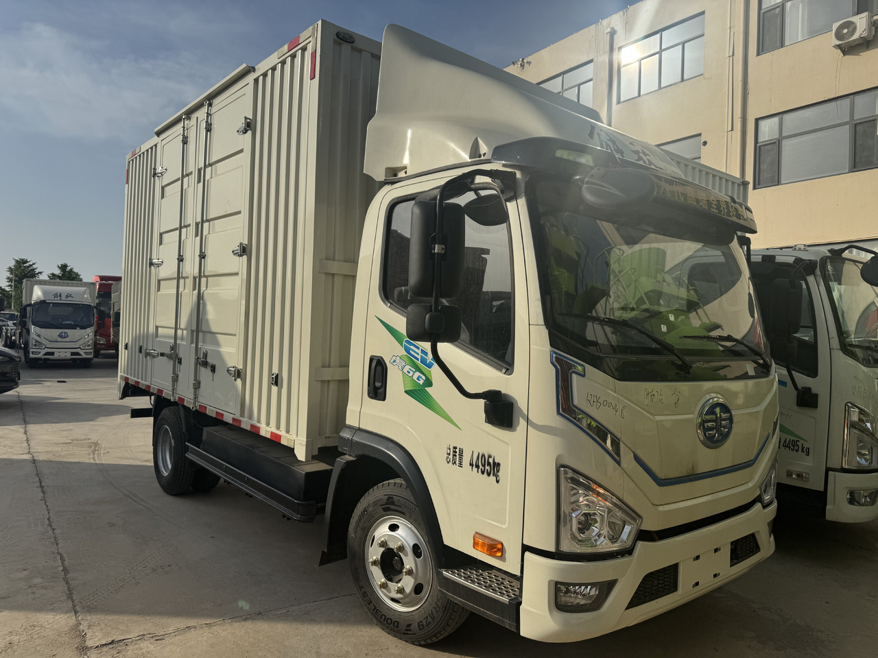 FAW - Camión caja cerrada: foto 1 FAW - Camión caja cerrada: foto 1