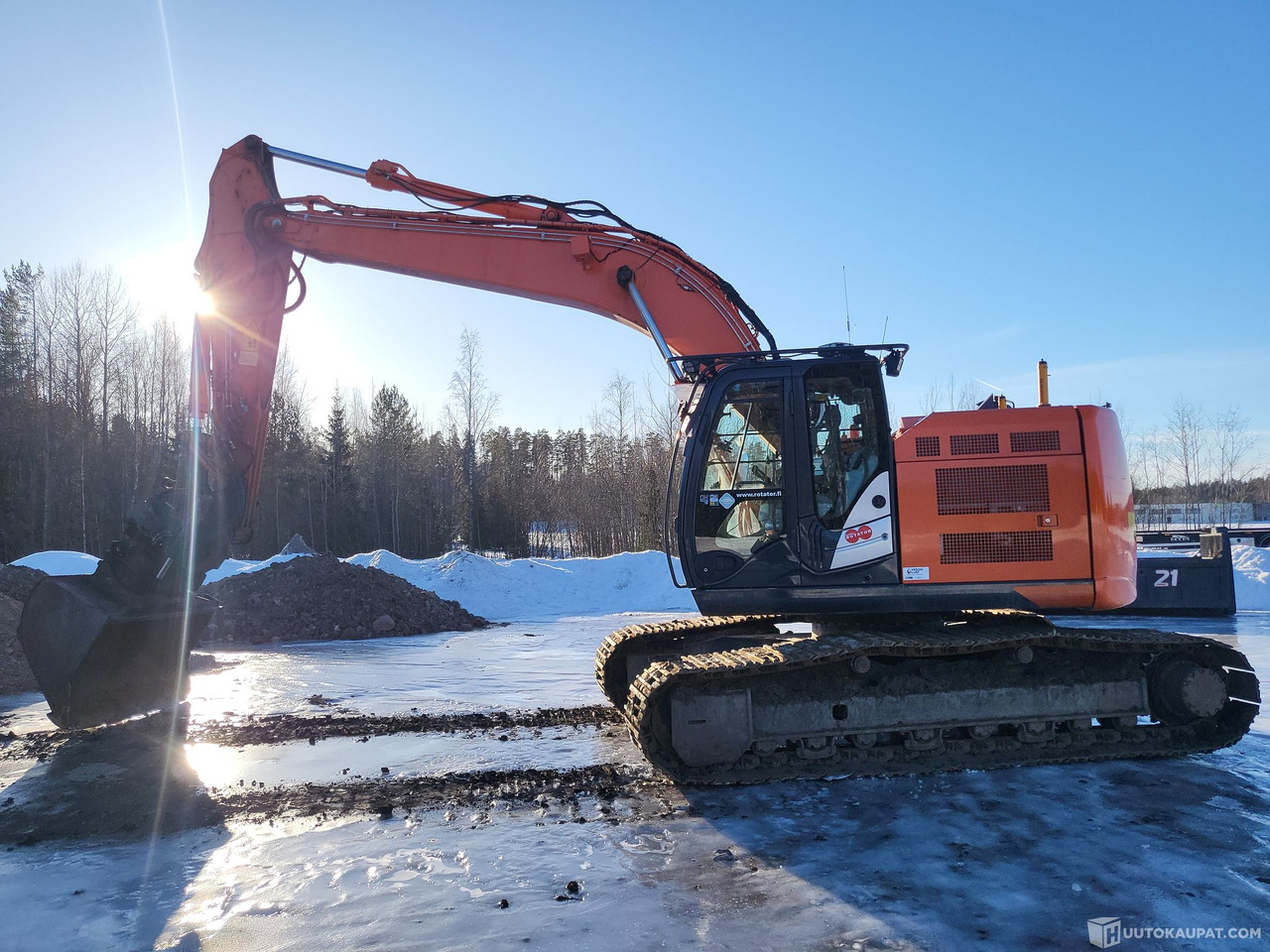 Hitachi ZX225USRLC- 6, 2017, Mäntsälä - Excavadora de cadenas: foto 1 Hitachi ZX225USRLC- 6, 2017, Mäntsälä - Excavadora de cadenas: foto 1