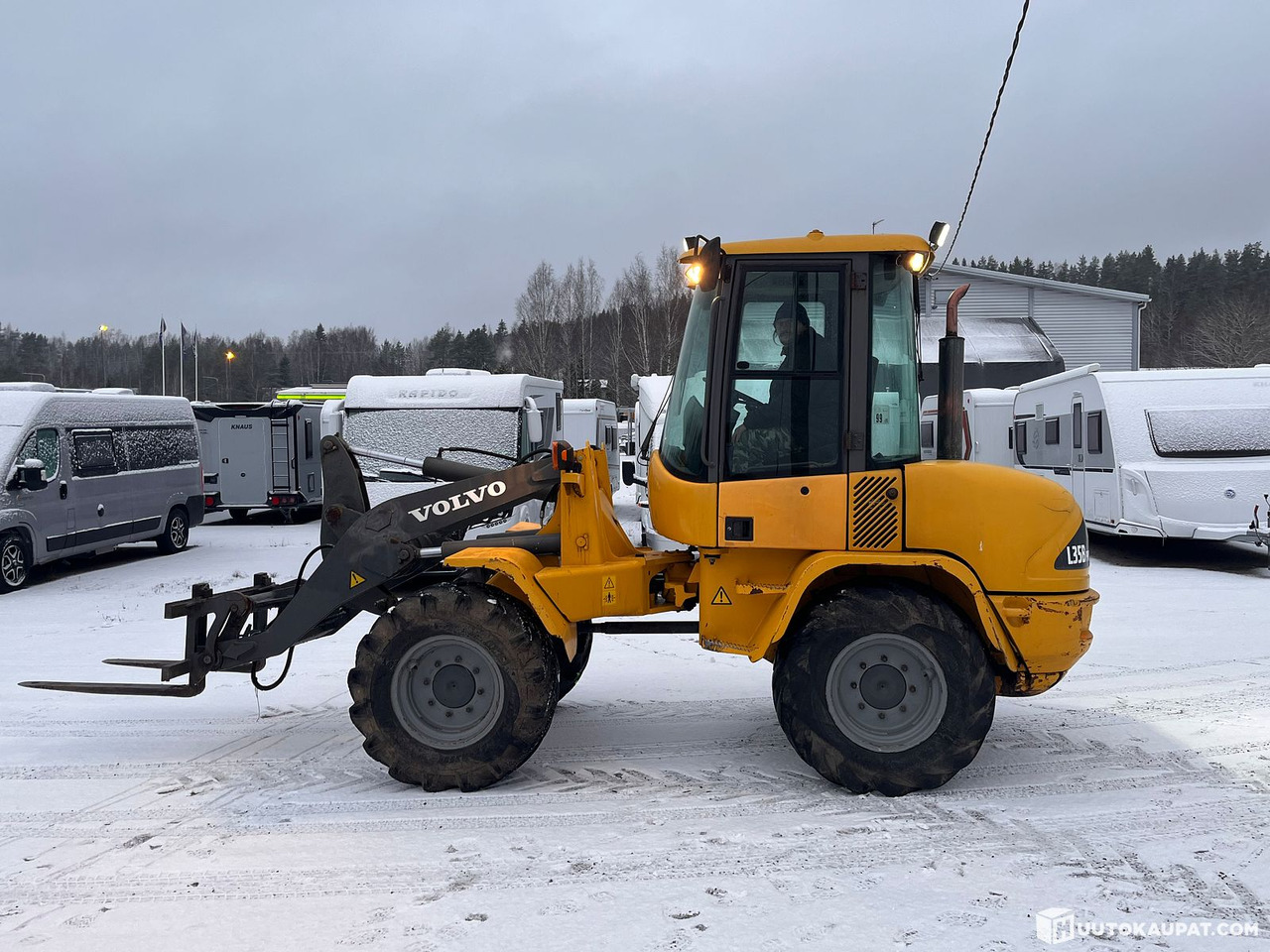 Volvo L35B Pro, pyöräkuormaaja avattavalla kauhalla ja piikeillä, 2005, Vihti - Otros maquinaria: foto 1 Volvo L35B Pro, pyöräkuormaaja avattavalla kauhalla ja piikeillä, 2005, Vihti - Otros maquinaria: foto 1