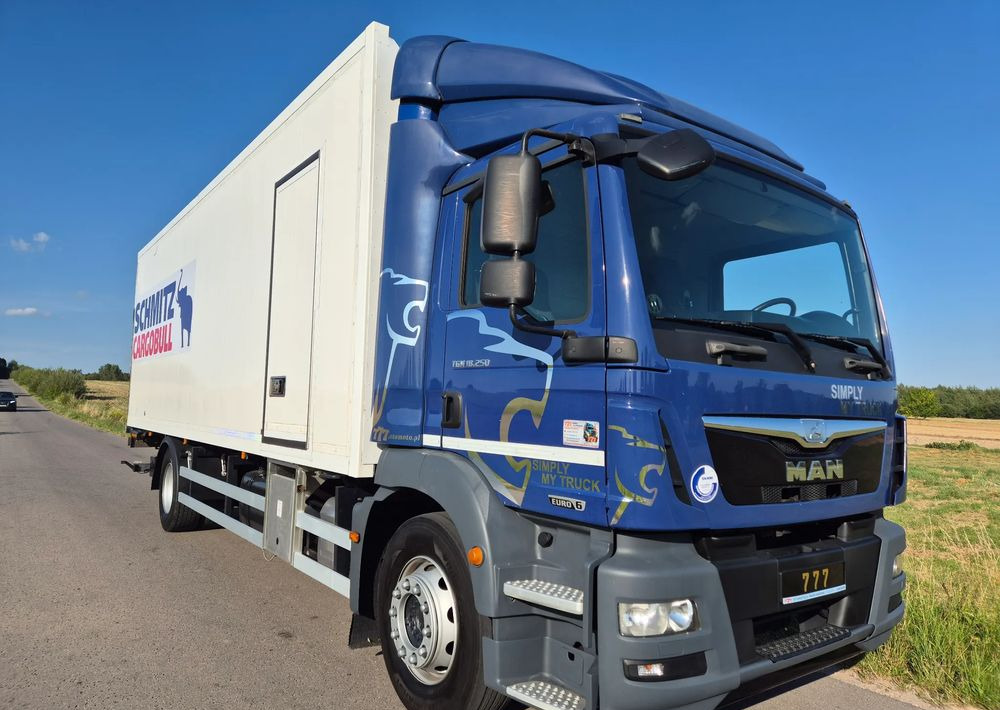 MAN TGM 18.250 Carrier 1950 D/E z Holandii / TOP STAN / 7.5m / 18 palet / winda + drzwi boczne / OKAZJA - Camión frigorífico: foto 4 MAN TGM 18.250 Carrier 1950 D/E z Holandii / TOP STAN / 7.5m / 18 palet / winda + drzwi boczne / OKAZJA - Camión frigorífico: foto 4