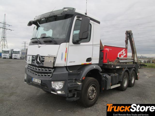 Mercedes-Benz Arocs 2645 LK - Camión portacontenedor de cadenas: foto 1 Mercedes-Benz Arocs 2645 LK - Camión portacontenedor de cadenas: foto 1