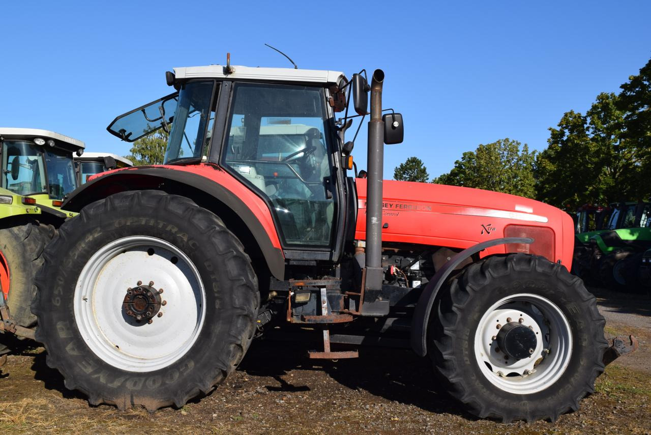 Massey Ferguson MF 8250 - Tractor: foto 2 Massey Ferguson MF 8250 - Tractor: foto 2