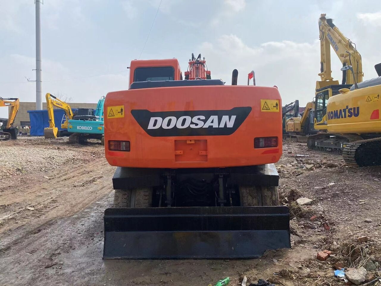 Doosan DX150W - Excavadora de ruedas: foto 1 Doosan DX150W - Excavadora de ruedas: foto 1