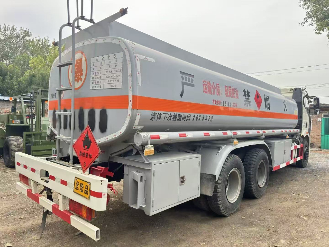 FAW tanker truck - Camión cisterna: foto 3 FAW tanker truck - Camión cisterna: foto 3