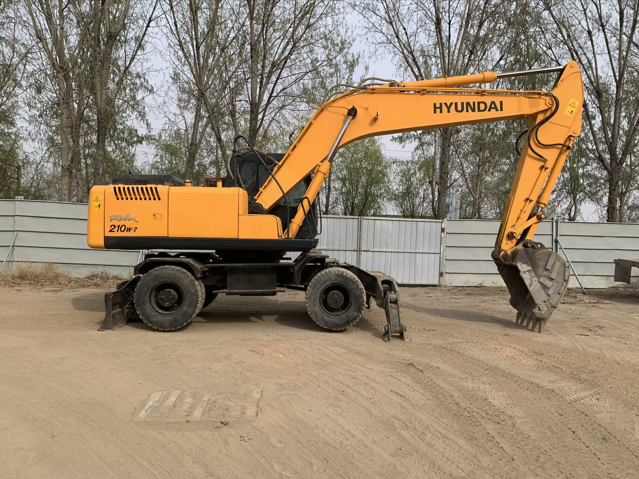 Hyundai R210W-7 - Excavadora de ruedas: foto 2 Hyundai R210W-7 - Excavadora de ruedas: foto 2