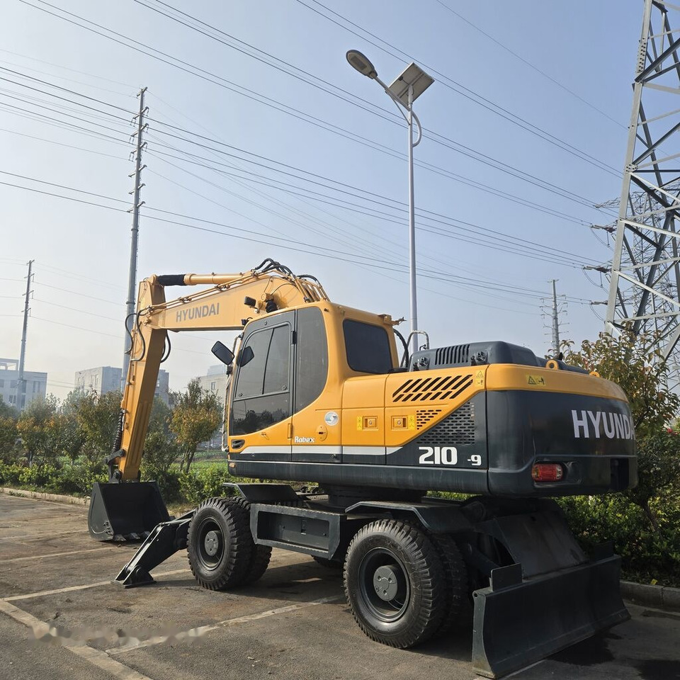 Hyundai R210W-9 - Excavadora de ruedas: foto 1 Hyundai R210W-9 - Excavadora de ruedas: foto 1