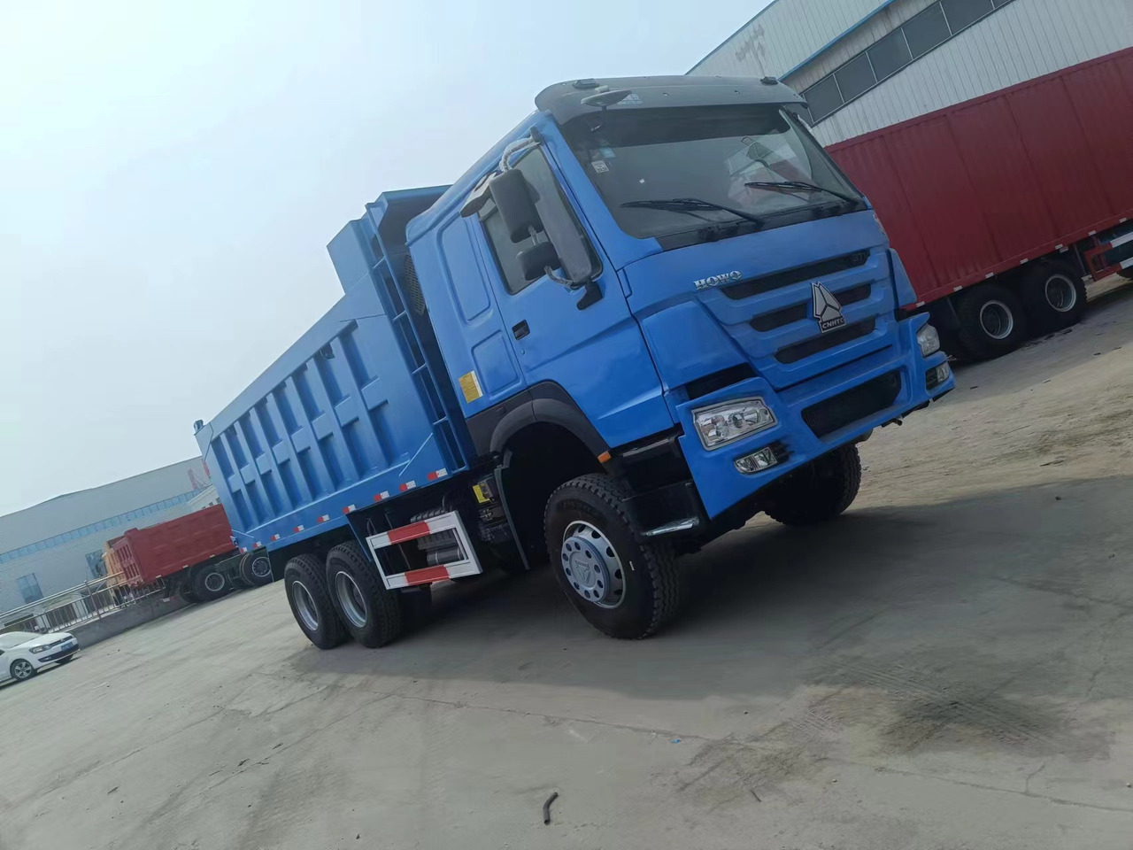 SINOTRUK HOWO 6x4 - Camión volquete: foto 2 SINOTRUK HOWO 6x4 - Camión volquete: foto 2