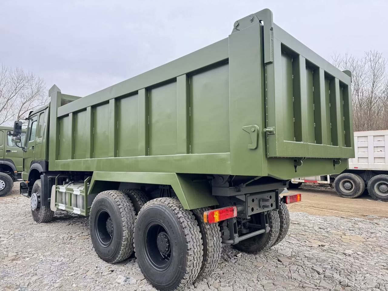 SINOTRUK HOWO 6x4 - Camión volquete: foto 2 SINOTRUK HOWO 6x4 - Camión volquete: foto 2