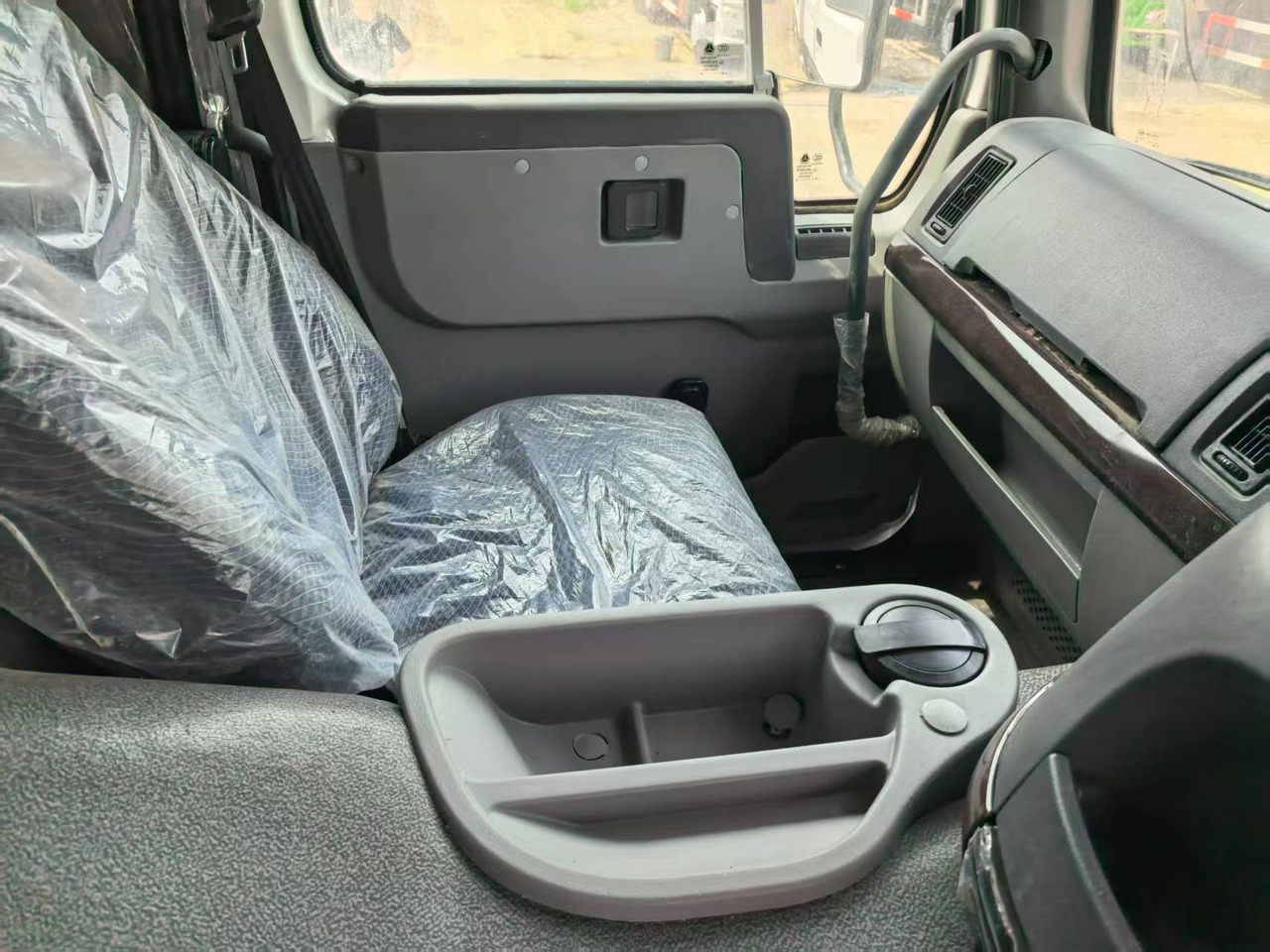 Camión volquete SINOTRUK HOWO 8x4: foto 8 Camión volquete SINOTRUK HOWO 8x4: foto 8