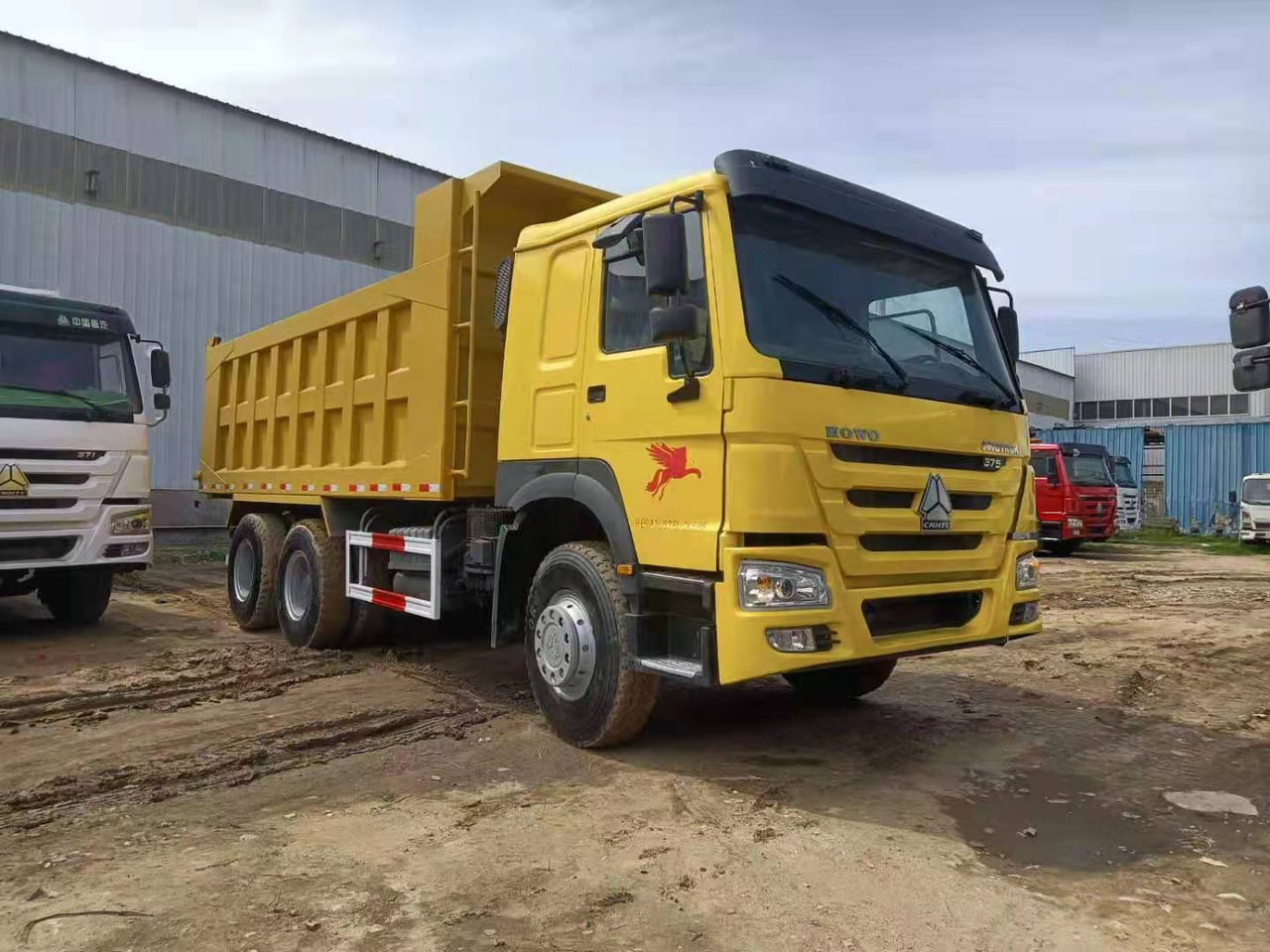 SINOTRUK HOWO - Camión volquete: foto 1 SINOTRUK HOWO - Camión volquete: foto 1