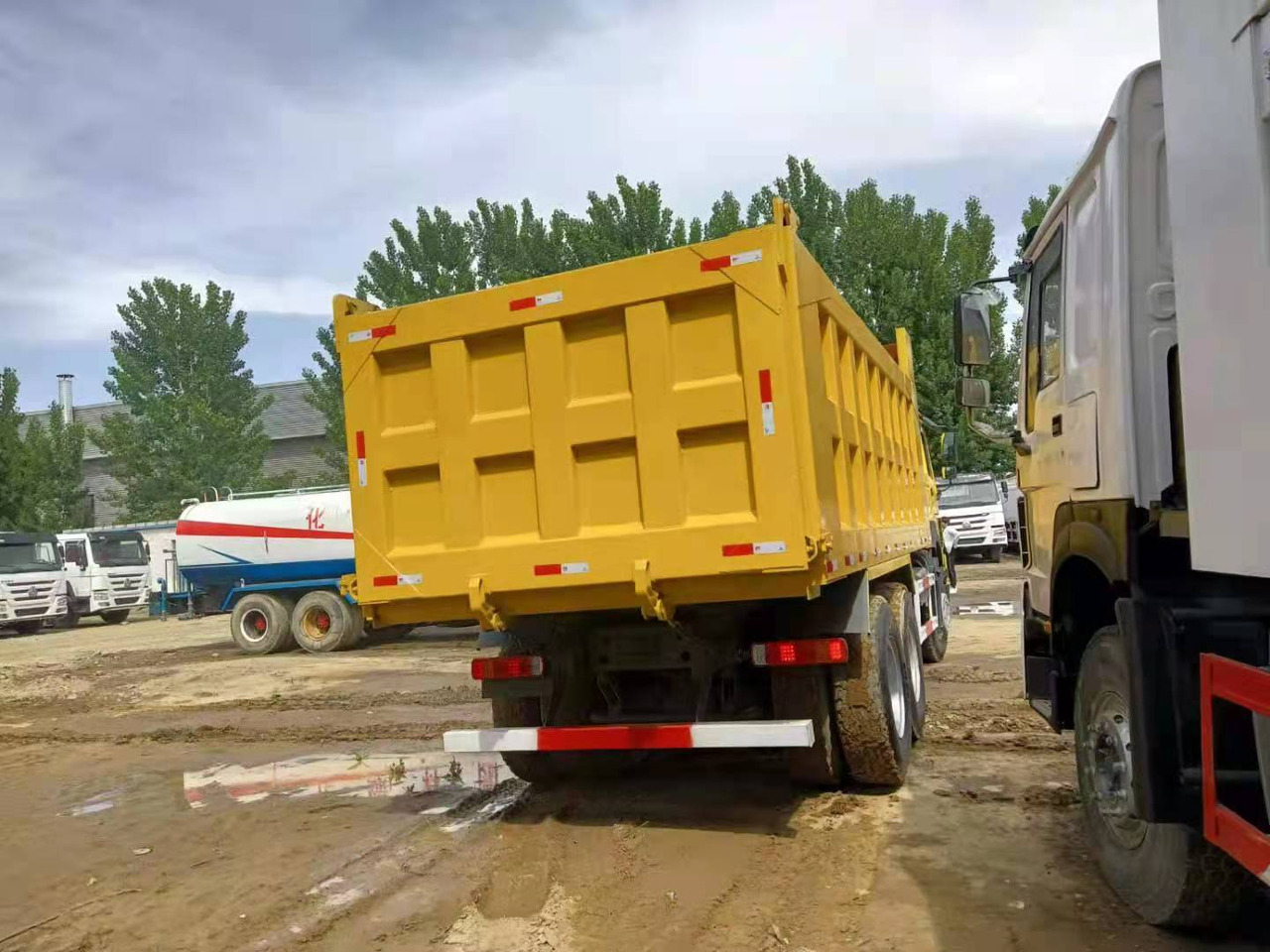 SINOTRUK HOWO - Camión volquete: foto 5 SINOTRUK HOWO - Camión volquete: foto 5