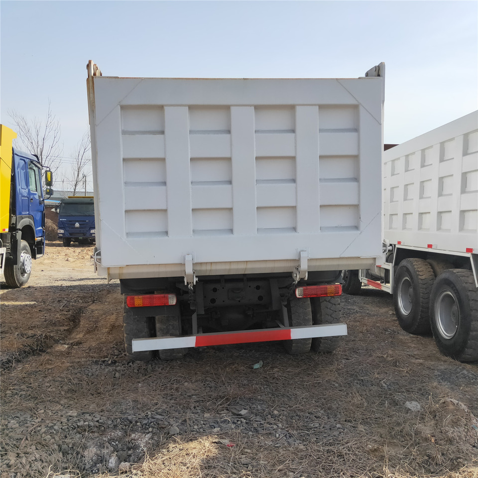 SINOTRUK HOWO - Camión volquete: foto 2 SINOTRUK HOWO - Camión volquete: foto 2