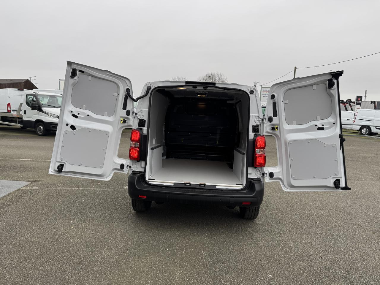 CITROEN Jumpy M 2.0 BlueHDi - 145 S&S - BV EAT8  III FOURGON . PHASE 2 - Furgón: foto 3 CITROEN Jumpy M 2.0 BlueHDi - 145 S&S - BV EAT8  III FOURGON . PHASE 2 - Furgón: foto 3