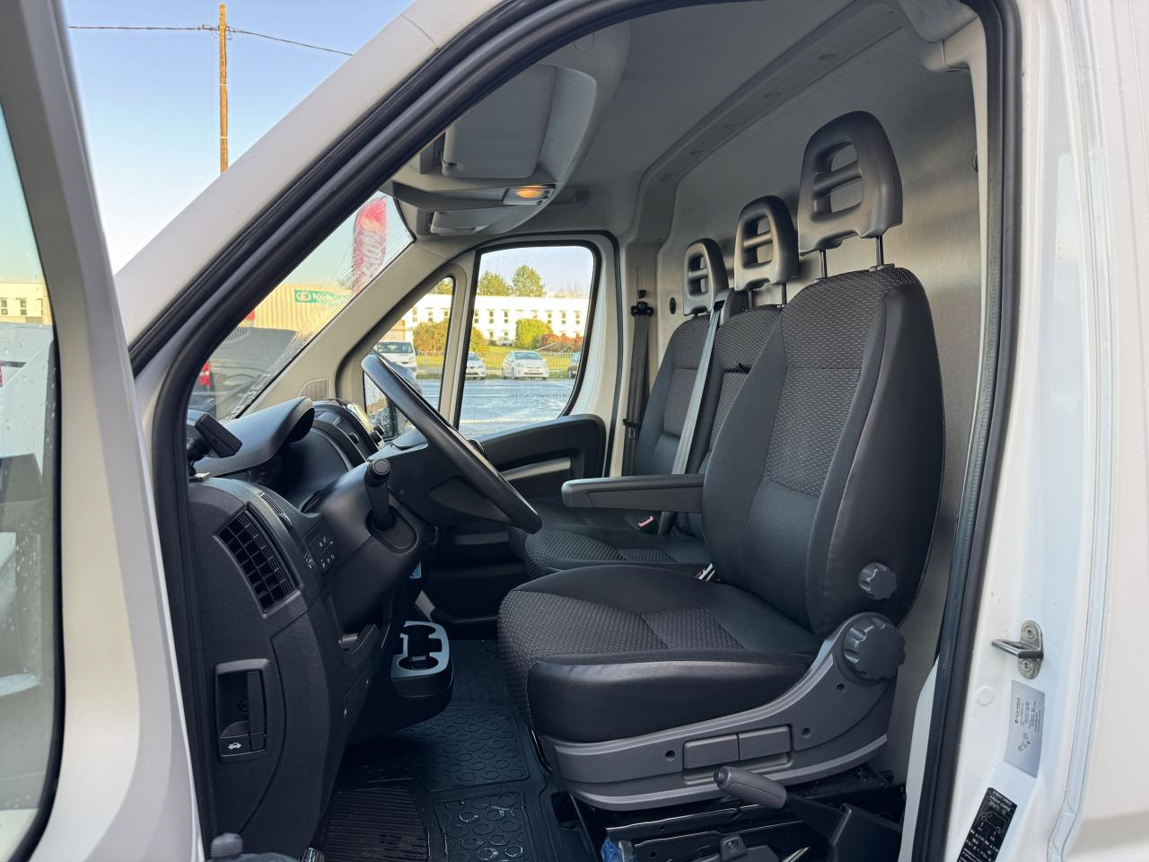 PEUGEOT Boxer 3.5t L2H2 2.2 HDi S&S - 140 III FOURGON TOLE Fourgon Tolé 335 L2H2 PHASE 3 - Furgón: foto 4 PEUGEOT Boxer 3.5t L2H2 2.2 HDi S&S - 140 III FOURGON TOLE Fourgon Tolé 335 L2H2 PHASE 3 - Furgón: foto 4