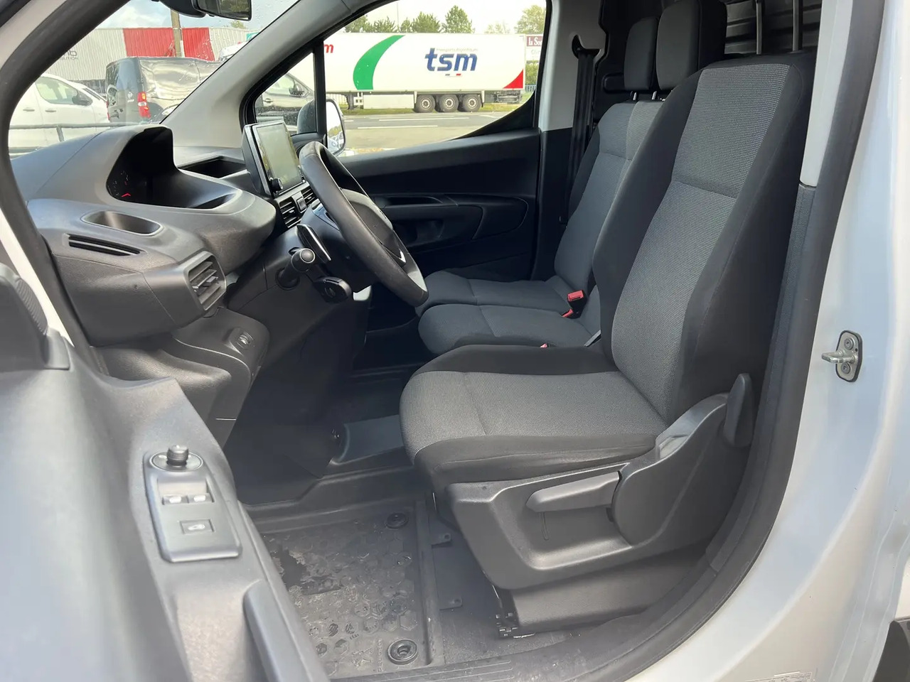 Peugeot Partner STANDARD 650KG BLUEHDI 130CH S&S ASPHALT EAT8 - Furgón: foto 5 Peugeot Partner STANDARD 650KG BLUEHDI 130CH S&S ASPHALT EAT8 - Furgón: foto 5