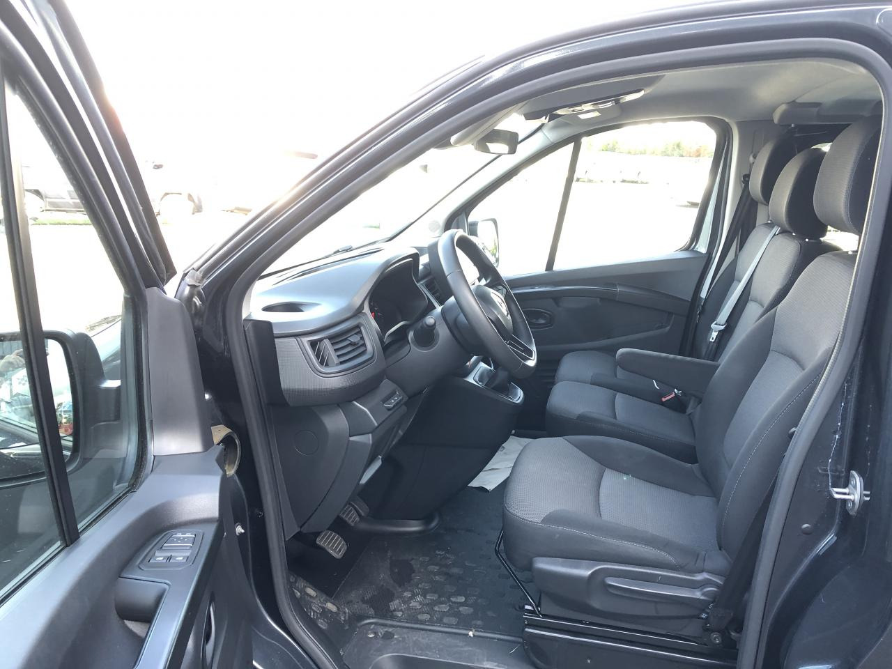 RENAULT Trafic L2 2.0 Energy dCi - 150 - S&S III COMBI Combi Zen L2H1 PHASE 3 - Furgoneta de pasajeros: foto 4 RENAULT Trafic L2 2.0 Energy dCi - 150 - S&S III COMBI Combi Zen L2H1 PHASE 3 - Furgoneta de pasajeros: foto 4