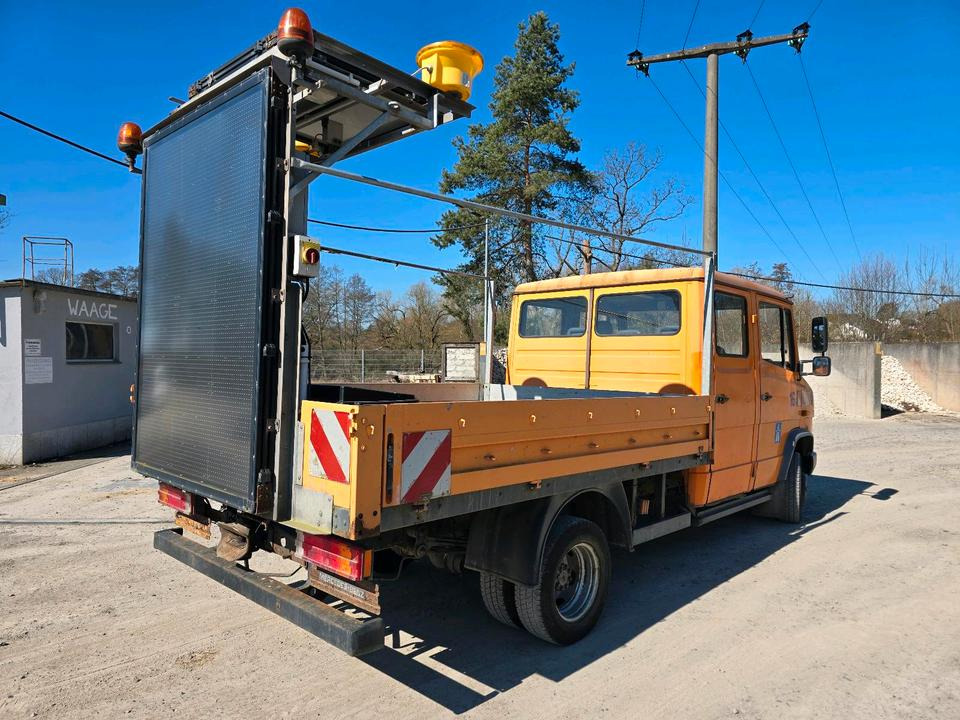 Mercedes-Benz Vario 614D Pritsche Doka 2002 Nissen VLT Verkehrsleittafel Absperrtafel LKW Vorwarntafel - Camión caja abierta: foto 3 Mercedes-Benz Vario 614D Pritsche Doka 2002 Nissen VLT Verkehrsleittafel Absperrtafel LKW Vorwarntafel - Camión caja abierta: foto 3