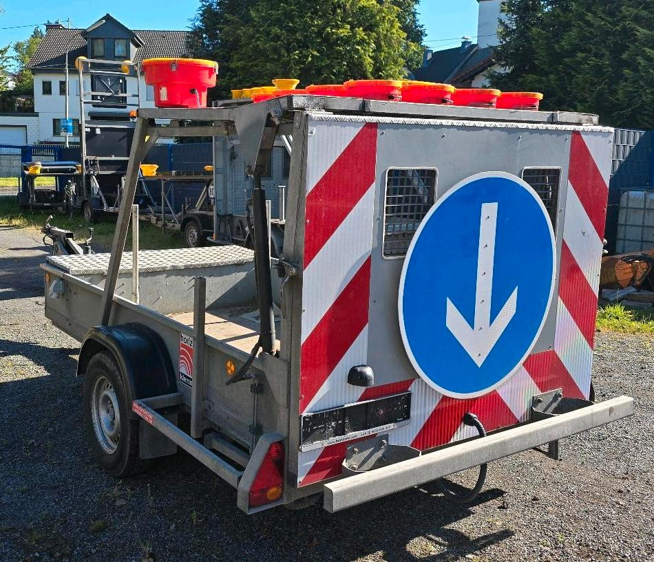 Horizont LED Absperrtafel VZ616 FAT Verkehrsleittafel Verkehrssicherungsanhänger Sperrwand Nissen Trebbiner - Remolque: foto 1 Horizont LED Absperrtafel VZ616 FAT Verkehrsleittafel Verkehrssicherungsanhänger Sperrwand Nissen Trebbiner - Remolque: foto 1
