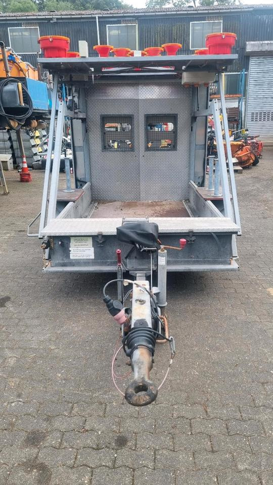 Mersch Absperrtafel Vz616 mit Horizont Leuchtkreuzanlage Sperrwand Sperranhänger Leittafel Leitanhänger Verkehrsleittafel Verkehrsleitanhänger Verkehrssicherungsanhänger Nissen Trebbiner - Remolque: foto 3 Mersch Absperrtafel Vz616 mit Horizont Leuchtkreuzanlage Sperrwand Sperranhänger Leittafel Leitanhänger Verkehrsleittafel Verkehrsleitanhänger Verkehrssicherungsanhänger Nissen Trebbiner - Remolque: foto 3