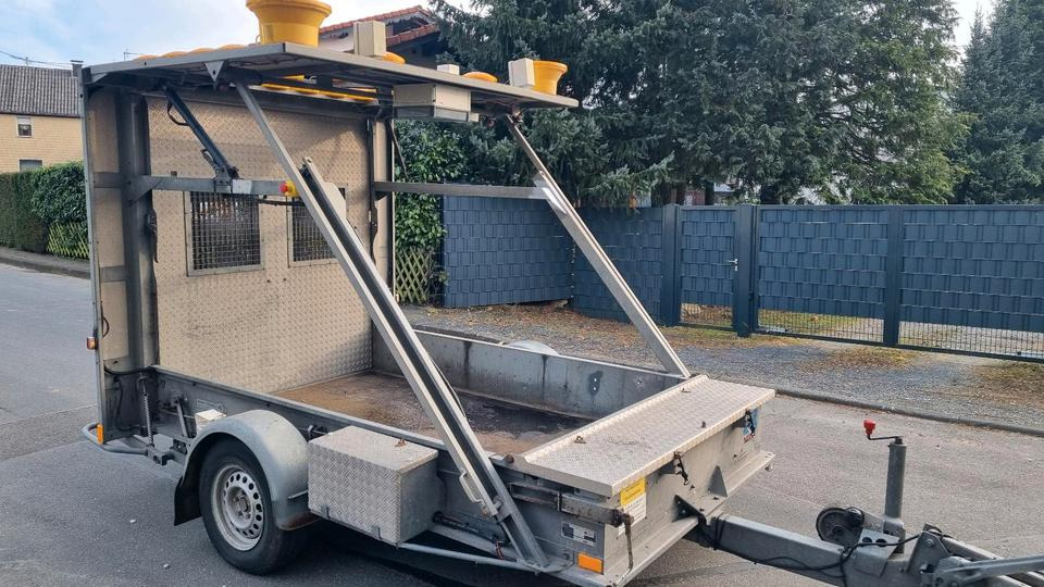 Mersch Nissen LED Absperrtafel VZ616 Verkehrssicherung Vorwarner Vorwarntafel Verkehrsleittafel Verkehrsleitanhänger Verkehrssicherungsanhänger Sperrwand Sperrtafel - Remolque: foto 1 Mersch Nissen LED Absperrtafel VZ616 Verkehrssicherung Vorwarner Vorwarntafel Verkehrsleittafel Verkehrsleitanhänger Verkehrssicherungsanhänger Sperrwand Sperrtafel - Remolque: foto 1