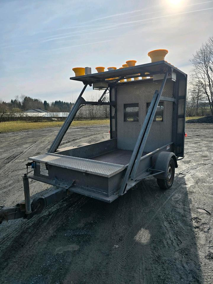 Nissen Absperrtafel VZ 616 FAT Verkehrsleittafel Horizont Verkehrssicherungsanhänger Verkehrsleitanhänger Verkehrsleittafel Verkehrssicherung - Remolque: foto 1 Nissen Absperrtafel VZ 616 FAT Verkehrsleittafel Horizont Verkehrssicherungsanhänger Verkehrsleitanhänger Verkehrsleittafel Verkehrssicherung - Remolque: foto 1