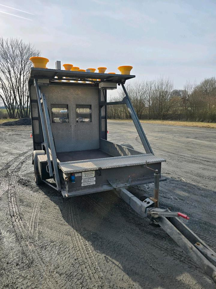 Nissen Absperrtafel VZ 616 FAT Verkehrsleittafel Horizont Verkehrssicherungsanhänger Verkehrsleitanhänger Verkehrsleittafel Verkehrssicherung - Remolque: foto 2 Nissen Absperrtafel VZ 616 FAT Verkehrsleittafel Horizont Verkehrssicherungsanhänger Verkehrsleitanhänger Verkehrsleittafel Verkehrssicherung - Remolque: foto 2