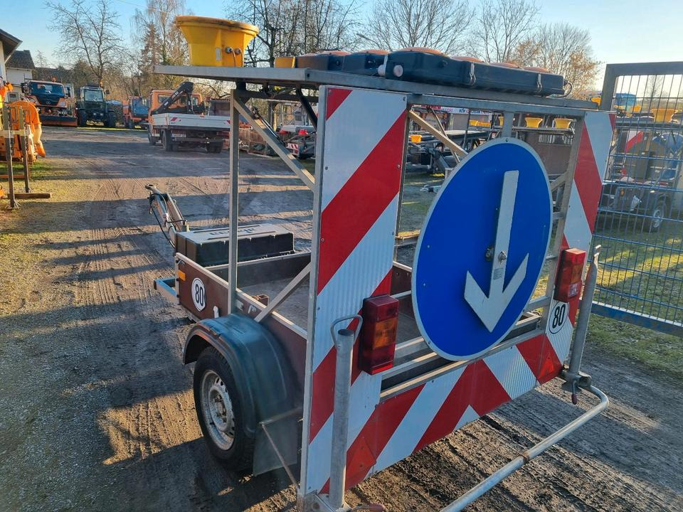 Nissen Absperrtafel VZ616 Verkehrssicherung Absperrtafel Verkehrssicherungsanhänger Sperrwand Verkehrsleittafel Verkehrsleitanhänger - Remolque: foto 3 Nissen Absperrtafel VZ616 Verkehrssicherung Absperrtafel Verkehrssicherungsanhänger Sperrwand Verkehrsleittafel Verkehrsleitanhänger - Remolque: foto 3