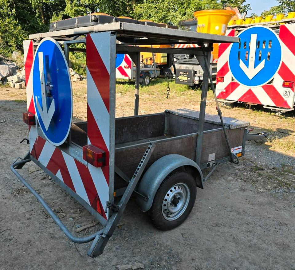 Nissen FAT Absperrtafel VZ616 Fahrbare Verkehrsleittafel Verkehrssicherungsanhänger Verkehrsleitanhänger Trebbiner Horizont Sperrwand - Remolque: foto 2 Nissen FAT Absperrtafel VZ616 Fahrbare Verkehrsleittafel Verkehrssicherungsanhänger Verkehrsleitanhänger Trebbiner Horizont Sperrwand - Remolque: foto 2