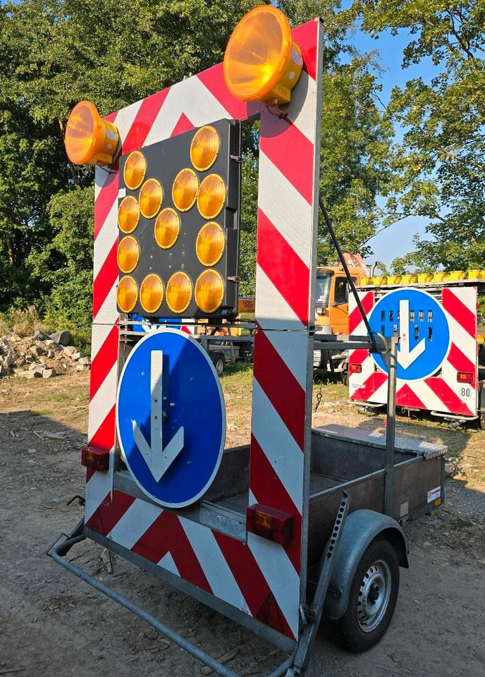 Nissen FAT Absperrtafel VZ616 Fahrbare Verkehrsleittafel Verkehrssicherungsanhänger Verkehrsleitanhänger Trebbiner Horizont Sperrwand - Remolque: foto 4 Nissen FAT Absperrtafel VZ616 Fahrbare Verkehrsleittafel Verkehrssicherungsanhänger Verkehrsleitanhänger Trebbiner Horizont Sperrwand - Remolque: foto 4