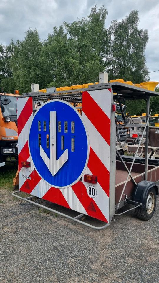 Nissen VZ616 Absperrtafel LED Funkwarnmeldeanlage Sperrwand Sperrtafel Verkehrsleittafel Verkehrsleitanhänger Verkehrssicherungsanhänger Leittafel Verkehrssicherung Vorwarner Vorwarntafel ABT - Remolque: foto 1 Nissen VZ616 Absperrtafel LED Funkwarnmeldeanlage Sperrwand Sperrtafel Verkehrsleittafel Verkehrsleitanhänger Verkehrssicherungsanhänger Leittafel Verkehrssicherung Vorwarner Vorwarntafel ABT - Remolque: foto 1
