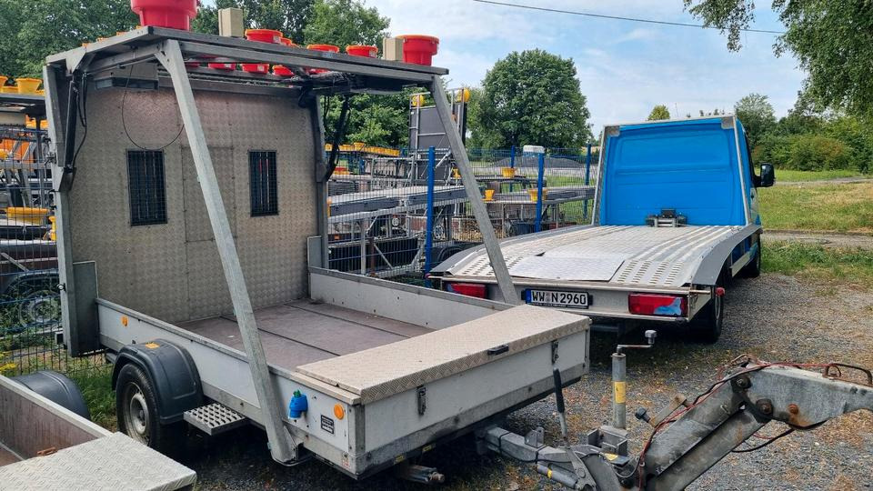 Trebbiner Absperrtafel VZ616 LED Funkwarnmeldeanlage Absperrtafel Sperrwand Verkehrsleittafel Verkehrsleitanhänger Verkehrssicherungsanhänger Leitanhänger Leittafel Verkehrssicherung Nissen Horizont - Remolque: foto 2 Trebbiner Absperrtafel VZ616 LED Funkwarnmeldeanlage Absperrtafel Sperrwand Verkehrsleittafel Verkehrsleitanhänger Verkehrssicherungsanhänger Leitanhänger Leittafel Verkehrssicherung Nissen Horizont - Remolque: foto 2