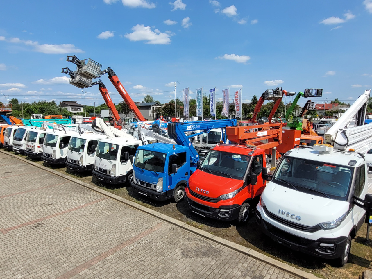 Nissan Cabstar NT400 podnośnik koszowy 20 m Multitel HX195 bucket truck boom lift - Camión con plataforma elevadora: foto 2 Nissan Cabstar NT400 podnośnik koszowy 20 m Multitel HX195 bucket truck boom lift - Camión con plataforma elevadora: foto 2
