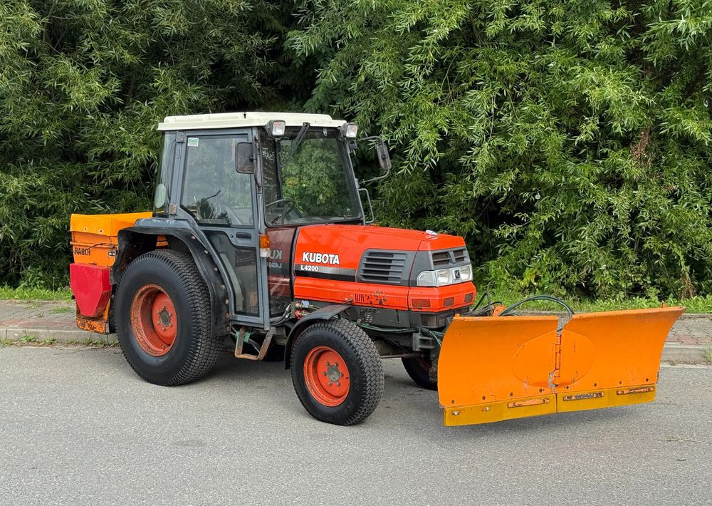 Kubota * Traktor KUBOTA L4200 * 4x4 * Pług Piaskarka * Wałek Przód Tył * Sprowadzony* Zimowe Utrzymanie - Tractor: foto 1 Kubota * Traktor KUBOTA L4200 * 4x4 * Pług Piaskarka * Wałek Przód Tył * Sprowadzony* Zimowe Utrzymanie - Tractor: foto 1