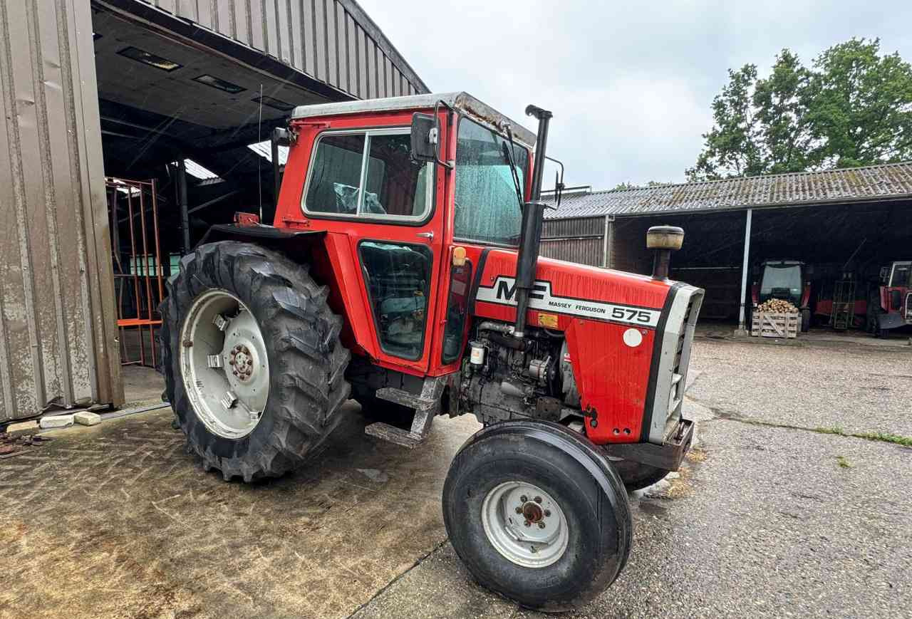 Massey Ferguson 575 - Tractor: foto 2 Massey Ferguson 575 - Tractor: foto 2