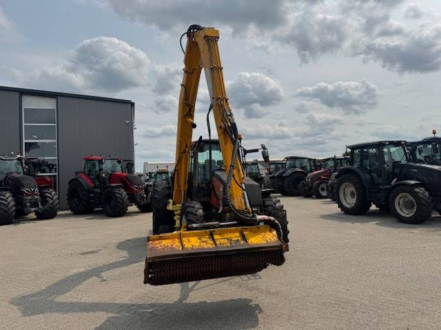 Valtra 8150 hitech met Bos maaiarm met klepelmaaier - Tractor: foto 5 Valtra 8150 hitech met Bos maaiarm met klepelmaaier - Tractor: foto 5