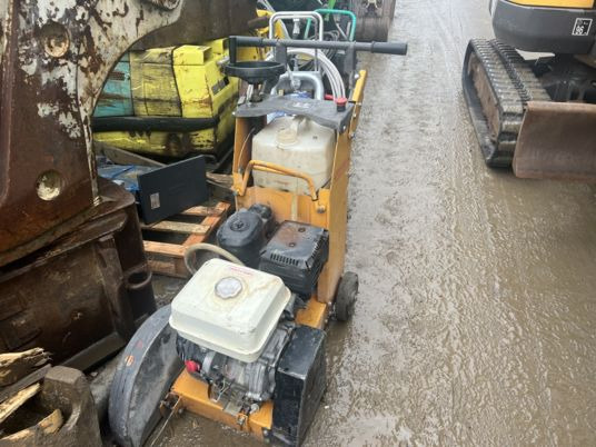 Scie à sol HUSQVARNA - Equipo de construcción: foto 1 Scie à sol HUSQVARNA - Equipo de construcción: foto 1