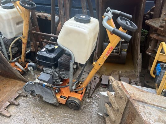 Scie à sol HUSQVARNA - Equipo de construcción: foto 1 Scie à sol HUSQVARNA - Equipo de construcción: foto 1