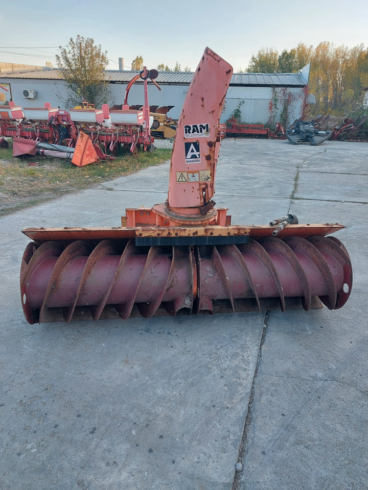 Freza zapada/Snow blower Assaloni pentru Buldoexcavator/Bobcat/Incatcator frontal - Soplador de nieve para Maquinaria de construcción: foto 1 Freza zapada/Snow blower Assaloni pentru Buldoexcavator/Bobcat/Incatcator frontal - Soplador de nieve para Maquinaria de construcción: foto 1
