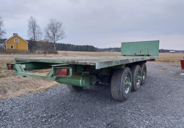 JALKALAVAKÄRRY - 3-akselinen ILMA-ALUSTAINEN KÄRRY MONEEN KÄYTTÖÖN - Remolque plataforma agrícola: foto 3 JALKALAVAKÄRRY - 3-akselinen ILMA-ALUSTAINEN KÄRRY MONEEN KÄYTTÖÖN - Remolque plataforma agrícola: foto 3