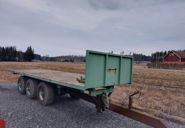 JALKALAVAKÄRRY - 3-akselinen ILMA-ALUSTAINEN KÄRRY MONEEN KÄYTTÖÖN - Remolque plataforma agrícola: foto 1 JALKALAVAKÄRRY - 3-akselinen ILMA-ALUSTAINEN KÄRRY MONEEN KÄYTTÖÖN - Remolque plataforma agrícola: foto 1