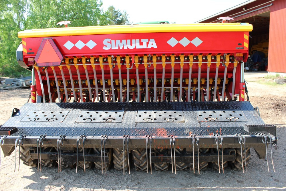 Junkkari Simulta 3000T - Siisti! Heinänsiemenlaite ja kiekkovantaat takana - Combinado de siembra: foto 1 Junkkari Simulta 3000T - Siisti! Heinänsiemenlaite ja kiekkovantaat takana - Combinado de siembra: foto 1