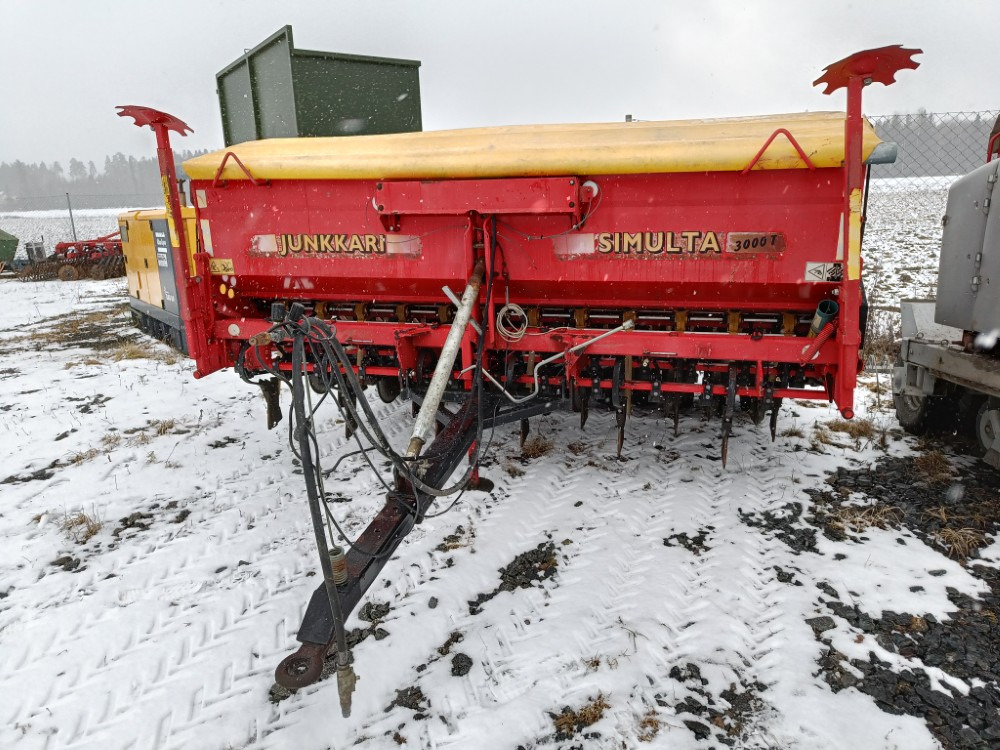 Junkkari Simulta S3000T Takapyöräkone kiekkovantailla - Combinado de siembra: foto 1 Junkkari Simulta S3000T Takapyöräkone kiekkovantailla - Combinado de siembra: foto 1