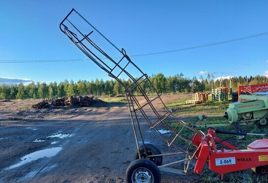 Paalirata - sivulle heittävä - Empacadora de pacas cuadradas: foto 1 Paalirata - sivulle heittävä - Empacadora de pacas cuadradas: foto 1