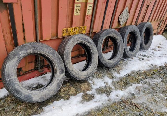 Renkaat 5 kpl koko 205/65R17.5 - Neumático para Maquinaria agrícola: foto 1 Renkaat 5 kpl koko 205/65R17.5 - Neumático para Maquinaria agrícola: foto 1